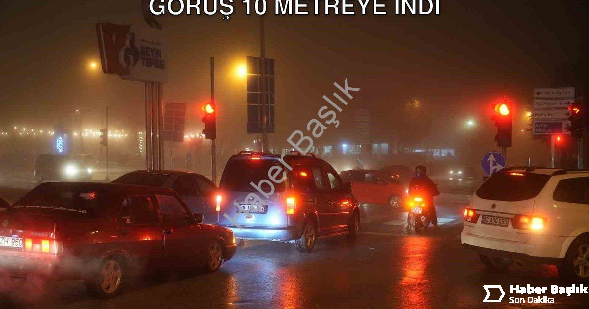 "Denizli’de Yoğun Sis Hayatı Felç Etti: Görüş 10 Metreye İndi" başlıklı haber için fotorealistik, pr